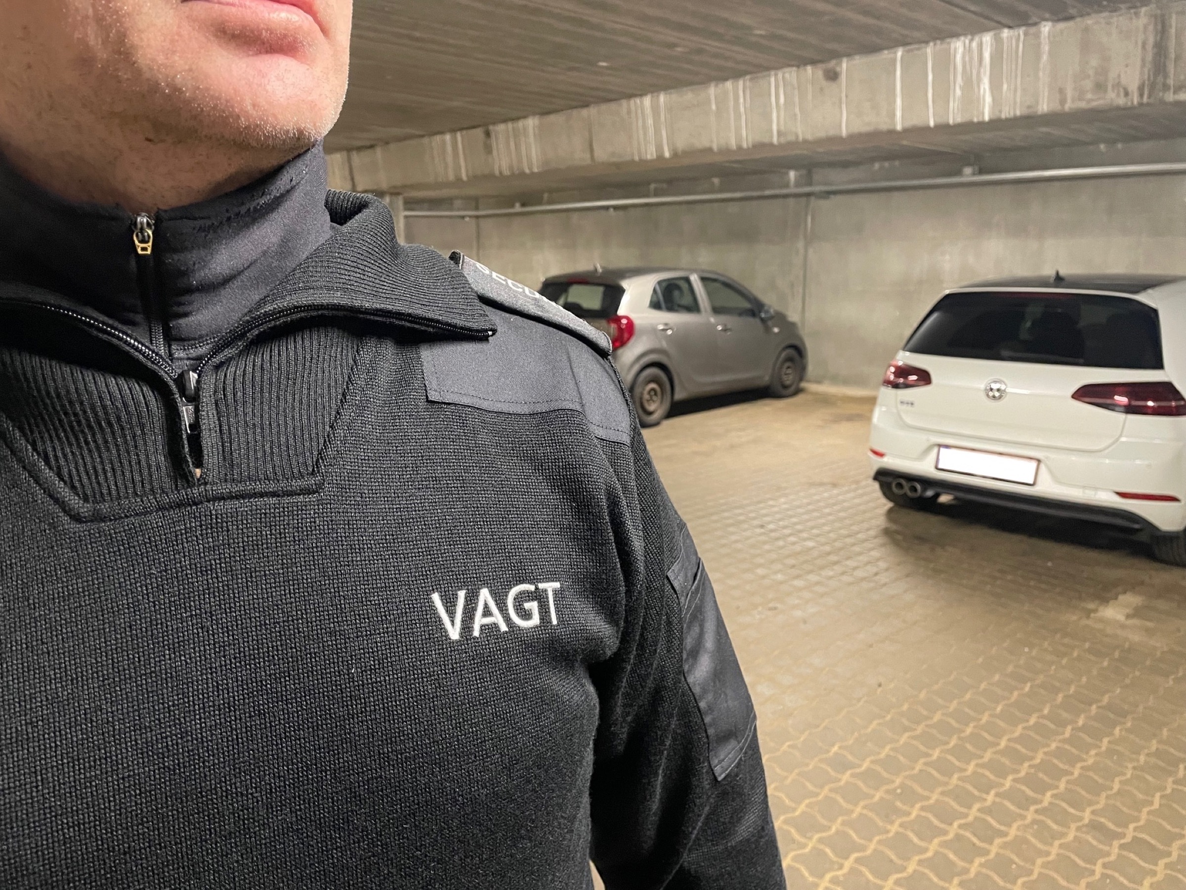 Uniformeret Vagtpartner-vagt holder opsyn